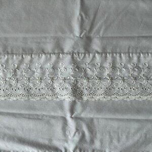 Westpoint Stevens VINTAGE Two White Standard Pillowcase Embroidered Lace Trim